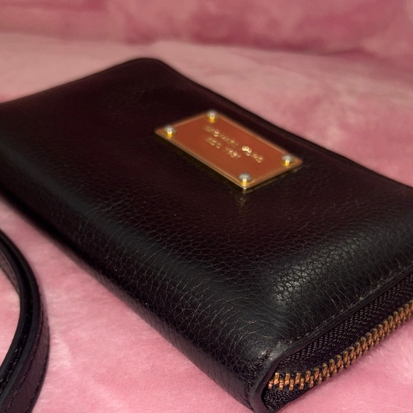 Michael Kors Jet Set Black Pebbled Leather Wristlet - Picture 3 of 10